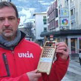 Serge Aymon, responsable du secteur construction Unia Valais, tenant la fameuse Râpe d'or.